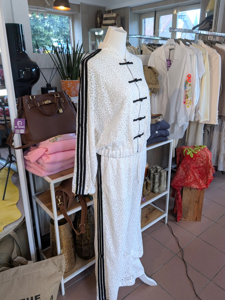 Exklusive Hose von LUMINA mit raffinierten feinen Spitzen- und Pailletten-Details, veredelt durch 3 schwarze Streifen. Statement-Piece für selbstbewusste Looks!