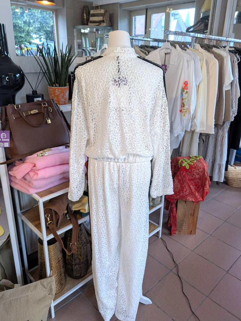 Exklusive Hose von LUMINA mit raffinierten feinen Spitzen- und Pailletten-Details, veredelt durch 3 schwarze Streifen. Statement-Piece für selbstbewusste Looks!