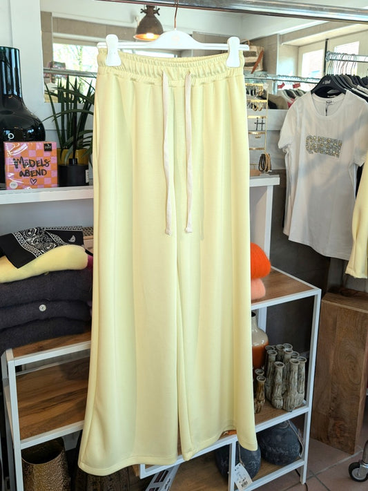 Erlebe Komfort und Style mit der trendigen Viskose Jogginghose in elegantem Butter Yellow Gelb mit passendem Sweatshirt - für entspannte Tage und Freizeitaktiväten!