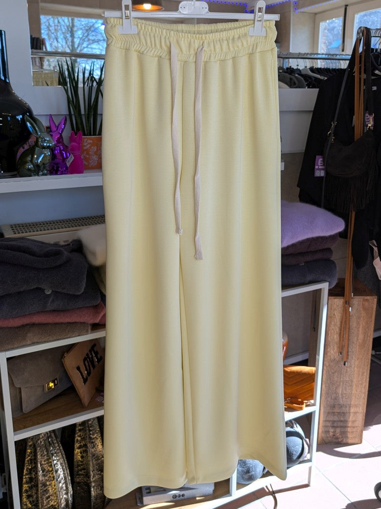 Erlebe Komfort und Style mit der trendigen Viskose Jogginghose in elegantem Butter Yellow Gelb mit passendem Sweatshirt - für entspannte Tage und Freizeitaktiväten!