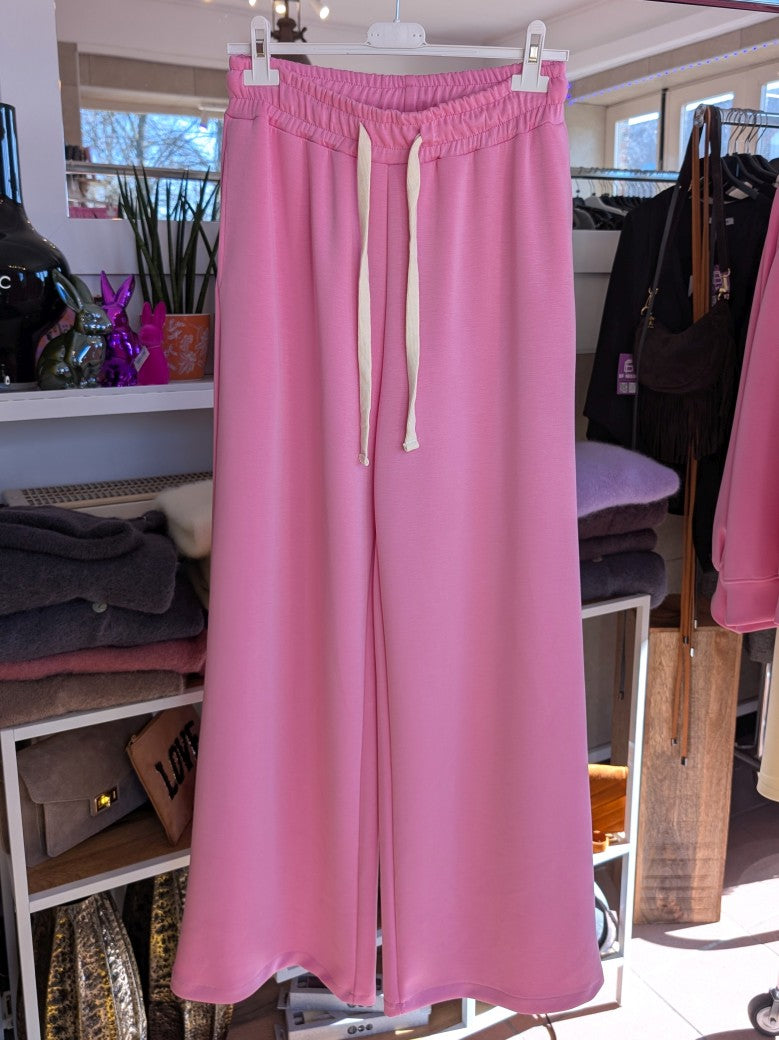 Erlebe Komfort und Style mit der trendigen Viskose Jogginghose in elegantem Rosa Pink mit passendem Sweatshirt - für entspannte Tage und Freizeitaktiväten!