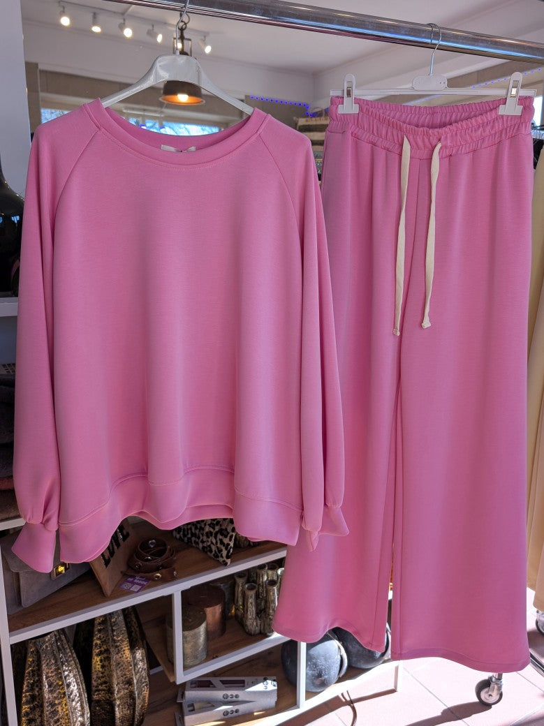 Erlebe Komfort und Style mit der trendigen Viskose Jogginghose in elegantem Rosa Pink mit passendem Sweatshirt - für entspannte Tage und Freizeitaktiväten!