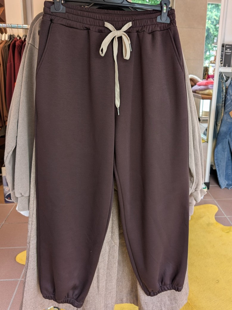 Die Jogginghose in Coffee Braun aus weicher Viskose von LAVIA vereint Komfort mit Stil und bietet angenehmes Tragegefühl für entspannte Tage. Fühl' Dich wohl!
