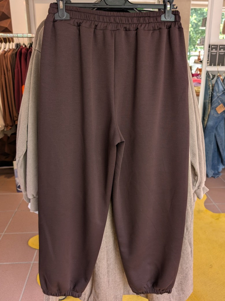 Die Jogginghose in Coffee Braun aus weicher Viskose von LAVIA vereint Komfort mit Stil und bietet angenehmes Tragegefühl für entspannte Tage. Fühl' Dich wohl!