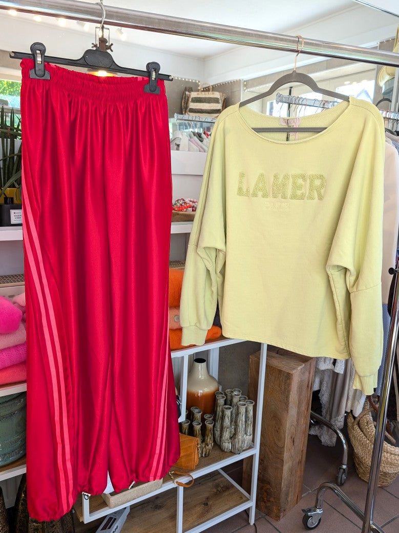 Komfort und Style mit der trendigen Jogginghose von CHANCE OFF in glänzend leuchtendem Rot mit dynamischen Streifen in Pink - für entspannte Tage!
