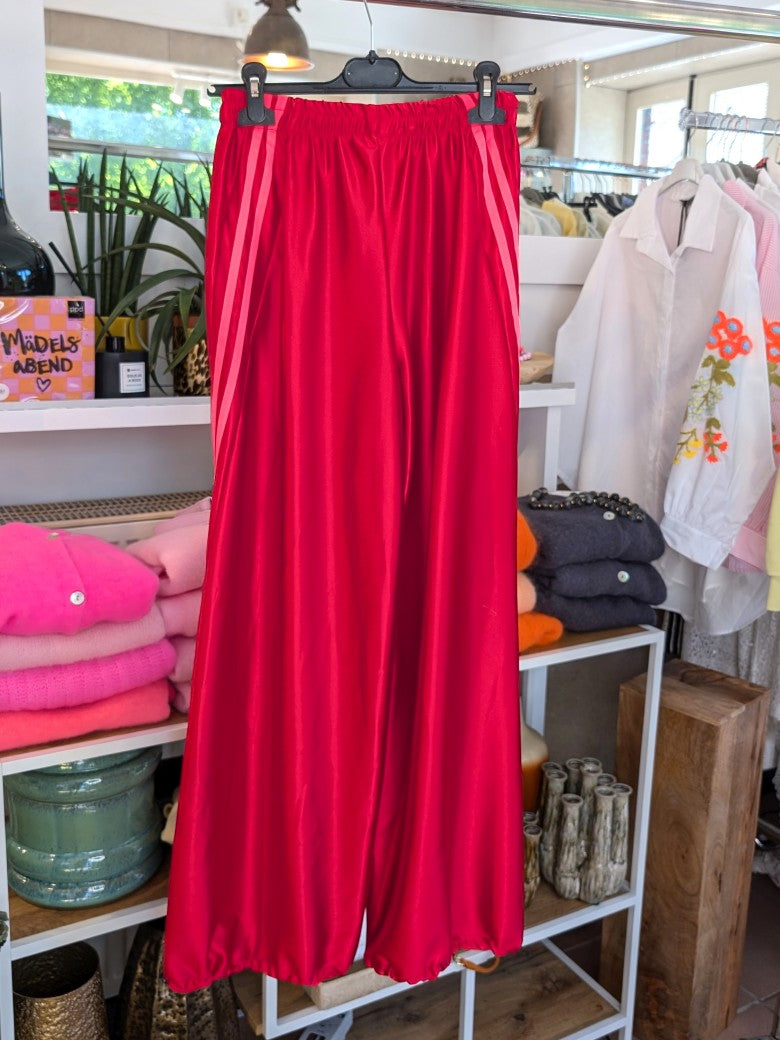 Komfort und Style mit der trendigen Jogginghose von CHANCE OFF in glänzend leuchtendem Rot mit dynamischen Streifen in Pink - für entspannte Tage!