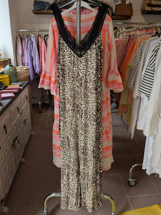 Der elegante Jumper aus 100% Viskose in Beige mit stilvollem Leo-Muster in Braun / Schwarz und femininer Spitze verleiht sofort einen modischen Touch - go wild!