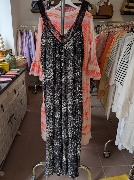 Dieser elegante Jumper aus 100% Viskose in Grau mit stilvollem Leo-Muster und femininer Spitze verleiht Deinem Outfit sofort einen modischen Touch - go wild!