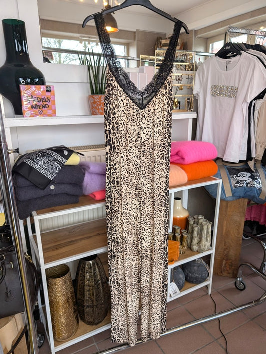Der elegante Jumper aus 100% Viskose in Beige mit stilvollem Leo-Muster in Braun / Schwarz und femininer Spitze verleiht sofort einen modischen Touch - go wild!