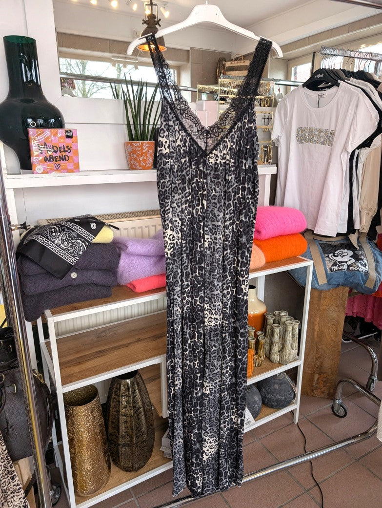 Dieser elegante Jumper aus 100% Viskose in Grau mit stilvollem Leo-Muster und femininer Spitze verleiht jedem Outfit sofort einen modischen Touch - go wild!