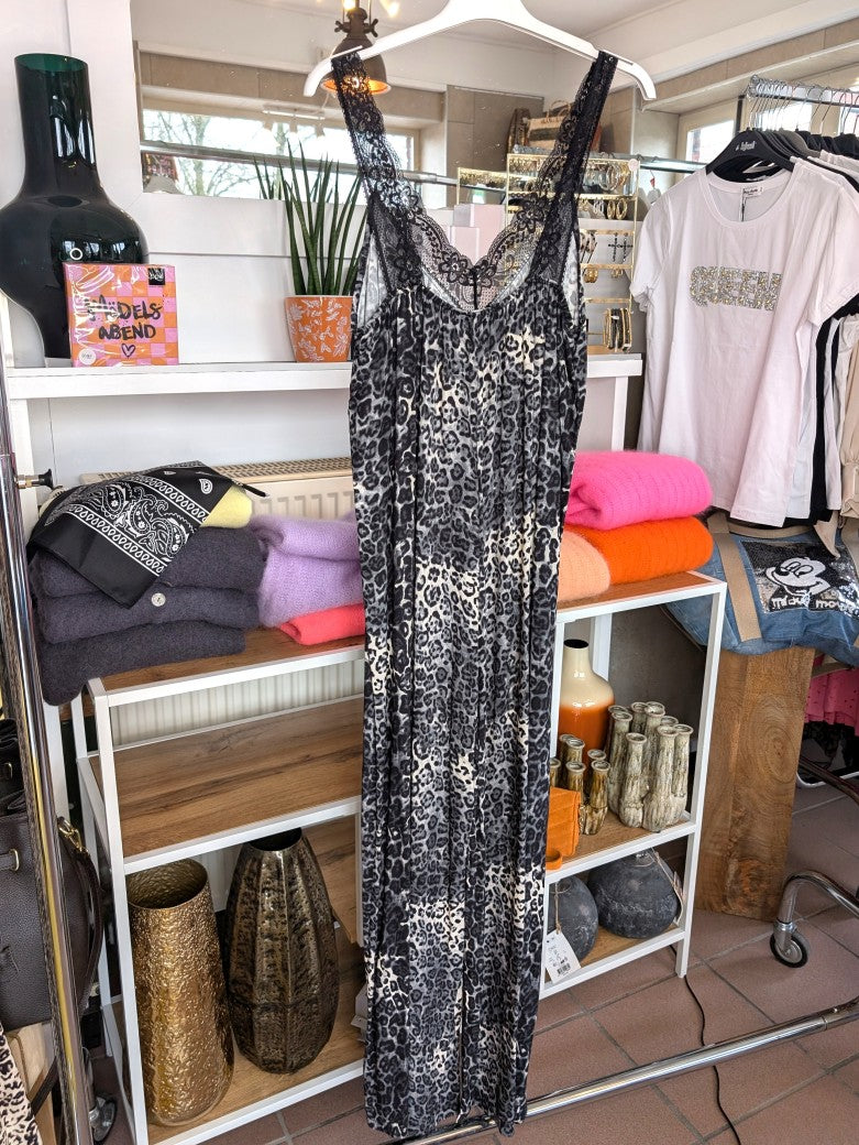 Dieser elegante Jumper aus 100% Viskose in Grau mit stilvollem Leo-Muster und femininer Spitze verleiht jedem Outfit sofort einen modischen Touch - go wild!