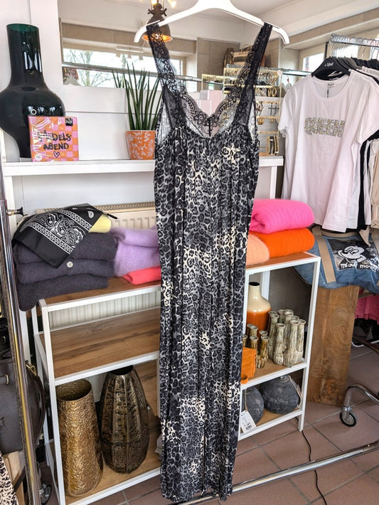 Dieser elegante Jumper aus 100% Viskose in Grau mit stilvollem Leo-Muster und femininer Spitze verleiht jedem Outfit sofort einen modischen Touch - go wild!