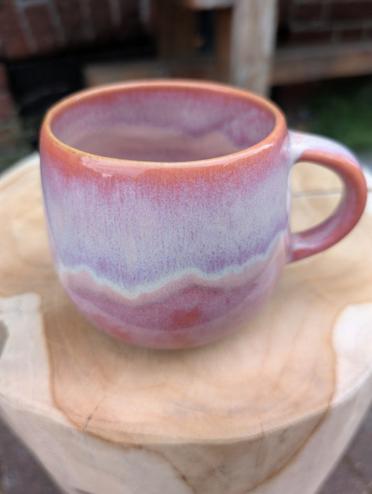 Genießen Kaffee stilvoll mit dieser großen Kaffeetasse aus Steingut in zarten Rosa- und Lilatönen. Perfekt für gemütliche Momente zuhause oder im Büro!