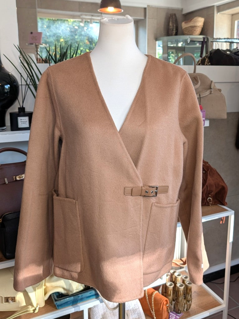 Elegante klassische handgemachte Jacke aus hochwertiger Kaschmir-Wollmischung in elegantem Camel Braun. Ideal zu Jeans und eleganten Hosen, von SensUniq Paris