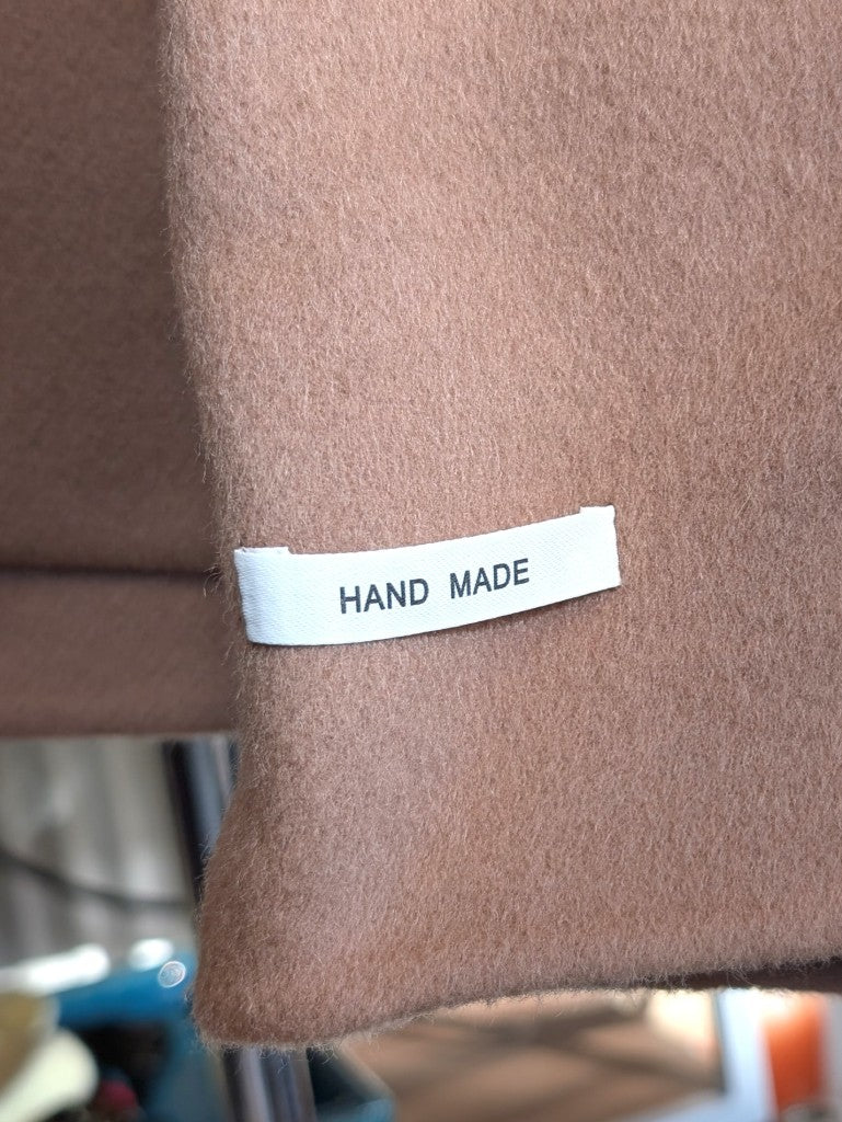 Elegante klassische handgemachte Jacke aus hochwertiger Kaschmir-Wollmischung in elegantem Camel Braun. Ideal zu Jeans und eleganten Hosen, von SensUniq Paris
