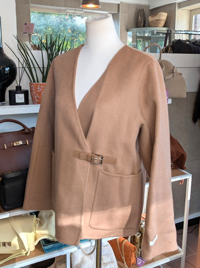 Elegante klassische handgemachte Jacke aus hochwertiger Kaschmir-Wollmischung in elegantem Camel Braun. Ideal zu Jeans und eleganten Hosen, von SensUniq Paris
