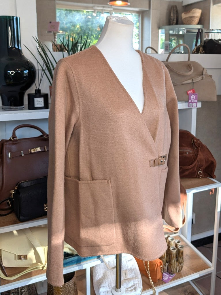 Elegante klassische handgemachte Jacke aus hochwertiger Kaschmir-Wollmischung in elegantem Camel Braun. Ideal zu Jeans und eleganten Hosen, von SensUniq Paris
