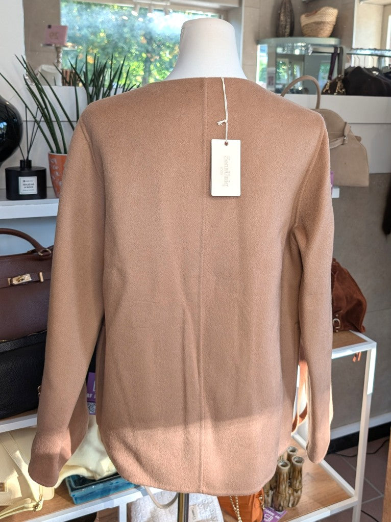 Elegante klassische handgemachte Jacke aus hochwertiger Kaschmir-Wollmischung in elegantem Camel Braun. Ideal zu Jeans und eleganten Hosen, von SensUniq Paris