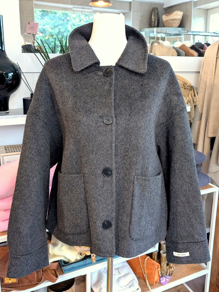 Elegante klassische handgemachte Jacke aus hochwertiger Kaschmir-Wollmischung in elegantem Grau. Ideal zu Jeans und eleganten Hosen, von SensUniq Paris