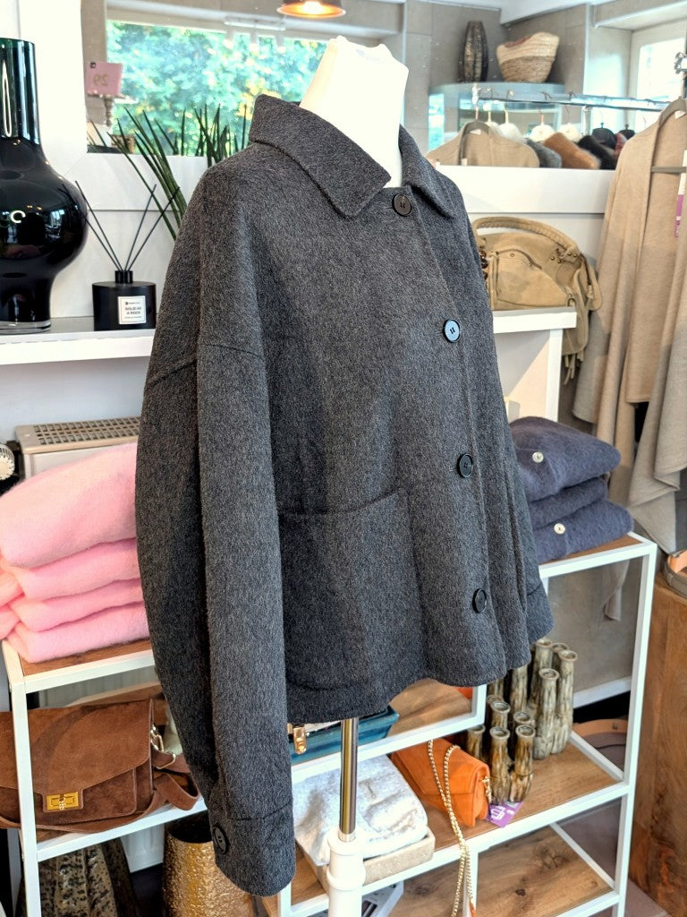 Elegante klassische handgemachte Jacke aus hochwertiger Kaschmir-Wollmischung in elegantem Grau. Ideal zu Jeans und eleganten Hosen, von SensUniq Paris