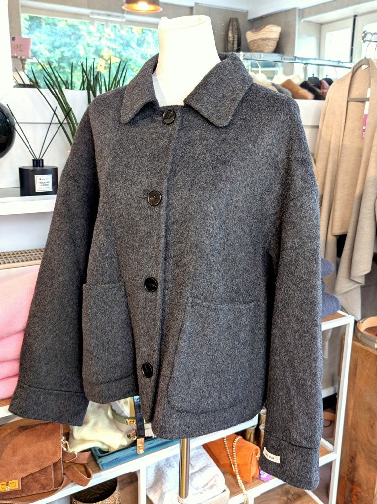 Elegante klassische handgemachte Jacke aus hochwertiger Kaschmir-Wollmischung in elegantem Grau. Ideal zu Jeans und eleganten Hosen, von SensUniq Paris