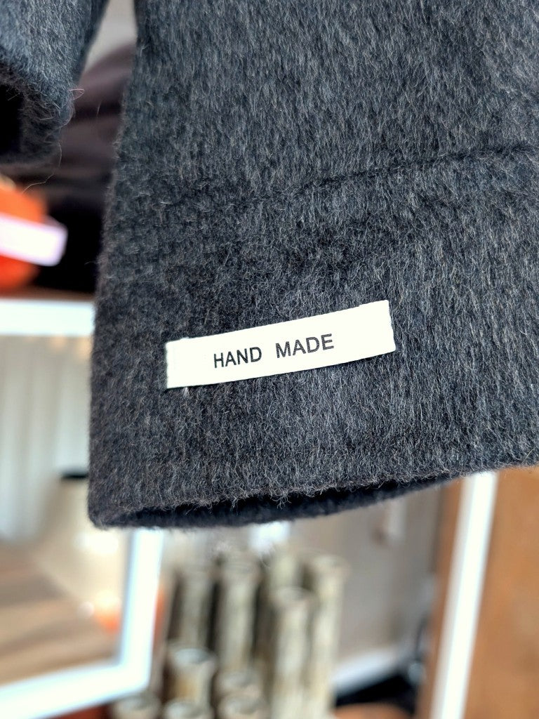 Elegante klassische handgemachte Jacke aus hochwertiger Kaschmir-Wollmischung in elegantem Grau. Ideal zu Jeans und eleganten Hosen, von SensUniq Paris