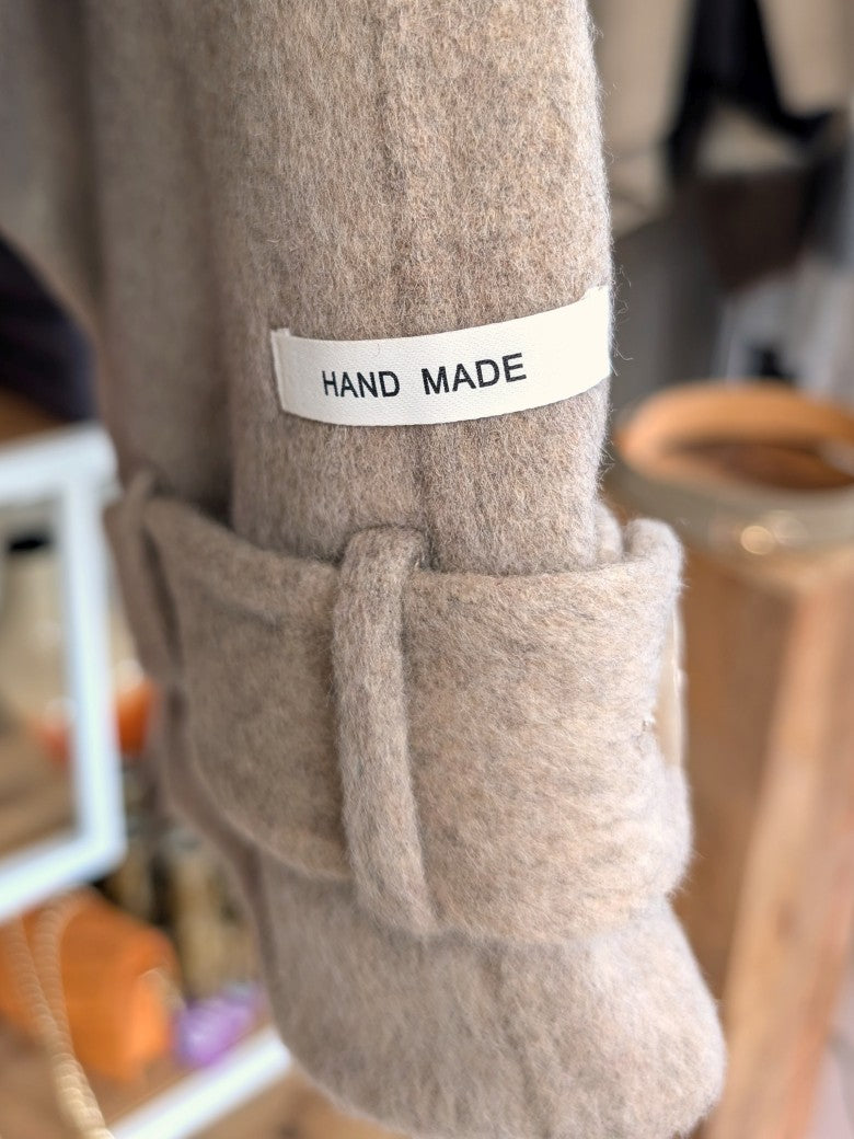 Elegante superweiche Kaschmir Wolljacke Handmade Taupe, hoher Kragen für zusätzliche Wärmeisolation, raffiniertes Aussehen. Lieblingsstück von La Bella Moda!