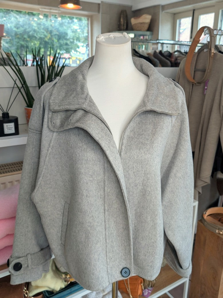 Elegante superweiche Kaschmir Wolljacke Handmade Silber Grau, hoher Kragen für zusätzliche Wärmeisolation, raffiniertes Aussehen. Lieblingsstück von Bella Moda!