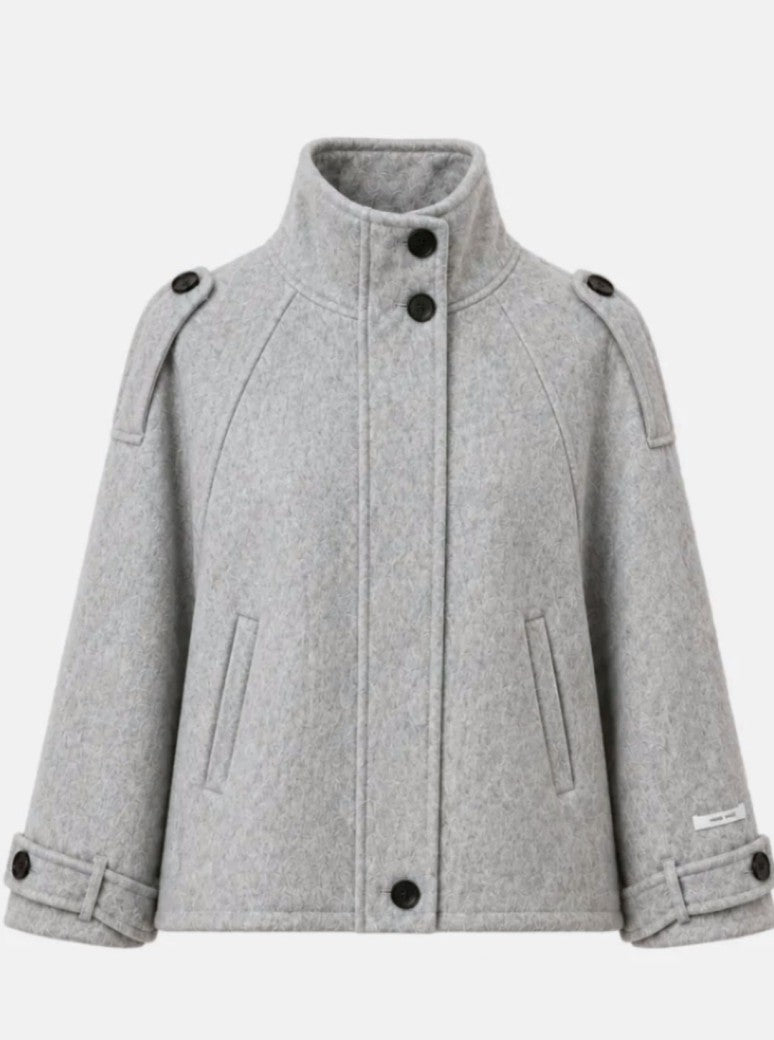 Elegante superweiche Kaschmir Wolljacke Handmade Silber Grau, hoher Kragen für zusätzliche Wärmeisolation, raffiniertes Aussehen. Lieblingsstück von Bella Moda!