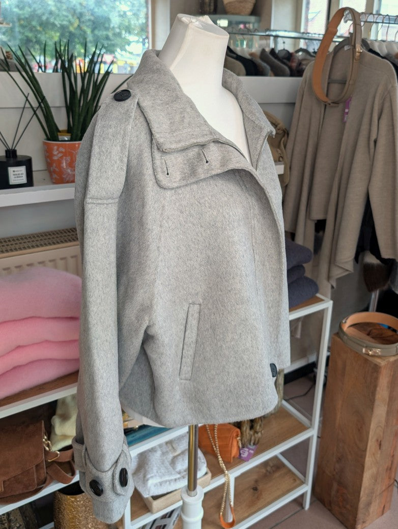 Elegante superweiche Kaschmir Wolljacke Handmade Silber Grau, hoher Kragen für zusätzliche Wärmeisolation, raffiniertes Aussehen. Lieblingsstück von Bella Moda!