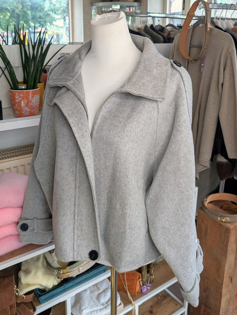 Elegante superweiche Kaschmir Wolljacke Handmade Silber Grau, hoher Kragen für zusätzliche Wärmeisolation, raffiniertes Aussehen. Lieblingsstück von Bella Moda!