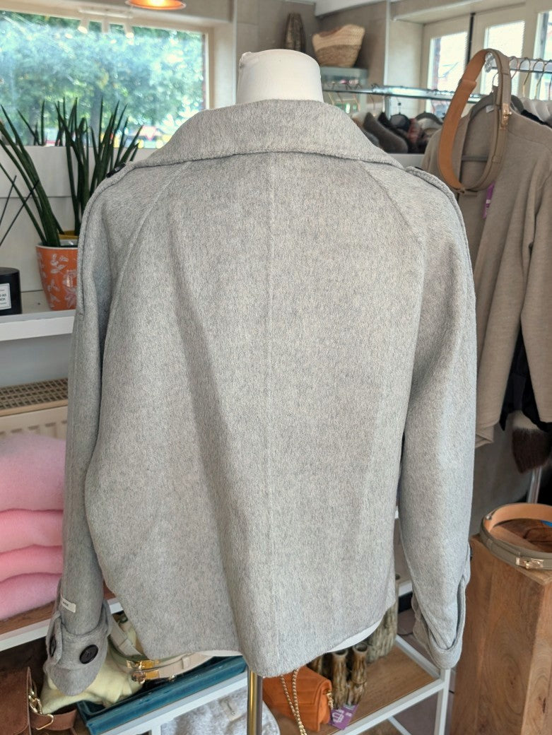 Elegante superweiche Kaschmir Wolljacke Handmade Silber Grau, hoher Kragen für zusätzliche Wärmeisolation, raffiniertes Aussehen. Lieblingsstück von Bella Moda!