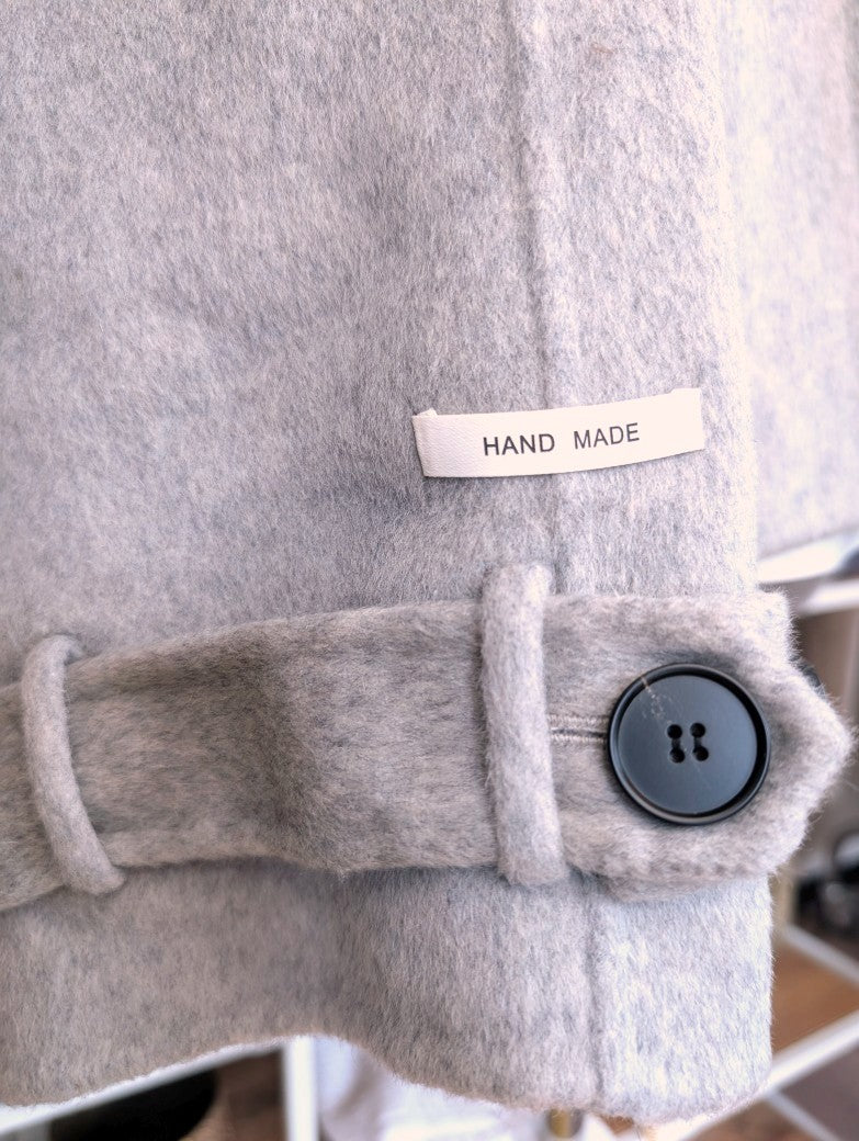 Elegante superweiche Kaschmir Wolljacke Handmade Silber Grau, hoher Kragen für zusätzliche Wärmeisolation, raffiniertes Aussehen. Lieblingsstück von Bella Moda!