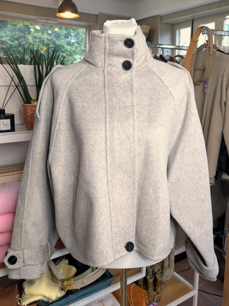 Elegante superweiche Kaschmir Wolljacke Handmade Silber Grau, hoher Kragen für zusätzliche Wärmeisolation, raffiniertes Aussehen. Lieblingsstück von Bella Moda!