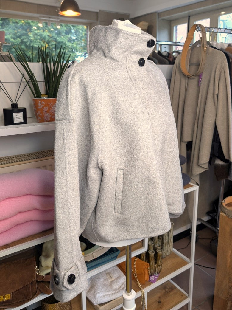 Elegante superweiche Kaschmir Wolljacke Handmade Silber Grau, hoher Kragen für zusätzliche Wärmeisolation, raffiniertes Aussehen. Lieblingsstück von Bella Moda!