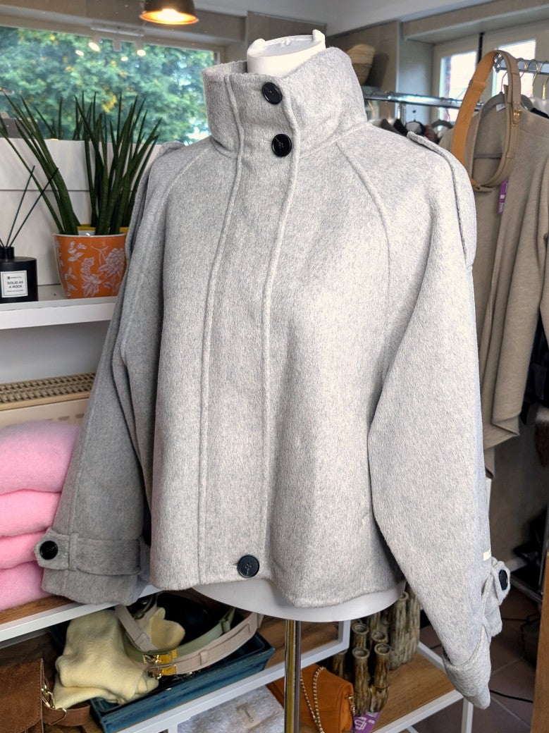 Elegante superweiche Kaschmir Wolljacke Handmade Silber Grau, hoher Kragen für zusätzliche Wärmeisolation, raffiniertes Aussehen. Lieblingsstück von Bella Moda!