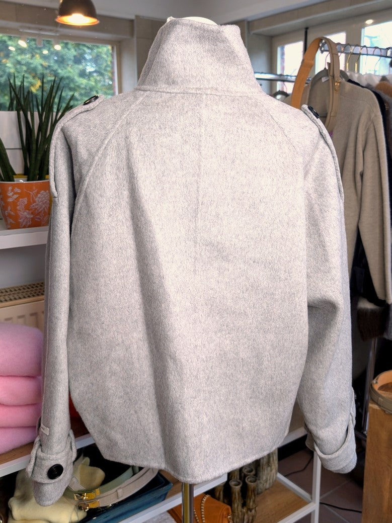 Elegante superweiche Kaschmir Wolljacke Handmade Silber Grau, hoher Kragen für zusätzliche Wärmeisolation, raffiniertes Aussehen. Lieblingsstück von Bella Moda!