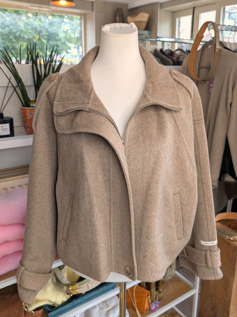 Elegante superweiche Kaschmir Wolljacke Handmade Taupe, hoher Kragen für zusätzliche Wärmeisolation, raffiniertes Aussehen. Lieblingsstück von La Bella Moda!