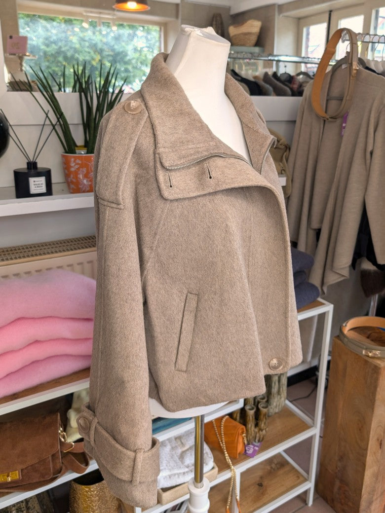 Elegante superweiche Kaschmir Wolljacke Handmade Taupe, hoher Kragen für zusätzliche Wärmeisolation, raffiniertes Aussehen. Lieblingsstück von La Bella Moda!