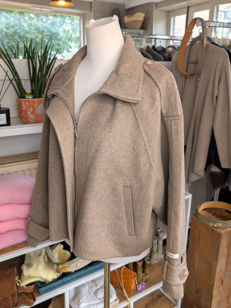 Elegante superweiche Kaschmir Wolljacke Handmade Taupe, hoher Kragen für zusätzliche Wärmeisolation, raffiniertes Aussehen. Lieblingsstück von La Bella Moda!