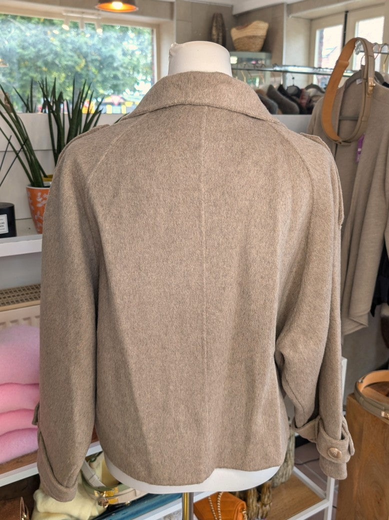 Elegante superweiche Kaschmir Wolljacke Handmade Taupe, hoher Kragen für zusätzliche Wärmeisolation, raffiniertes Aussehen. Lieblingsstück von La Bella Moda!