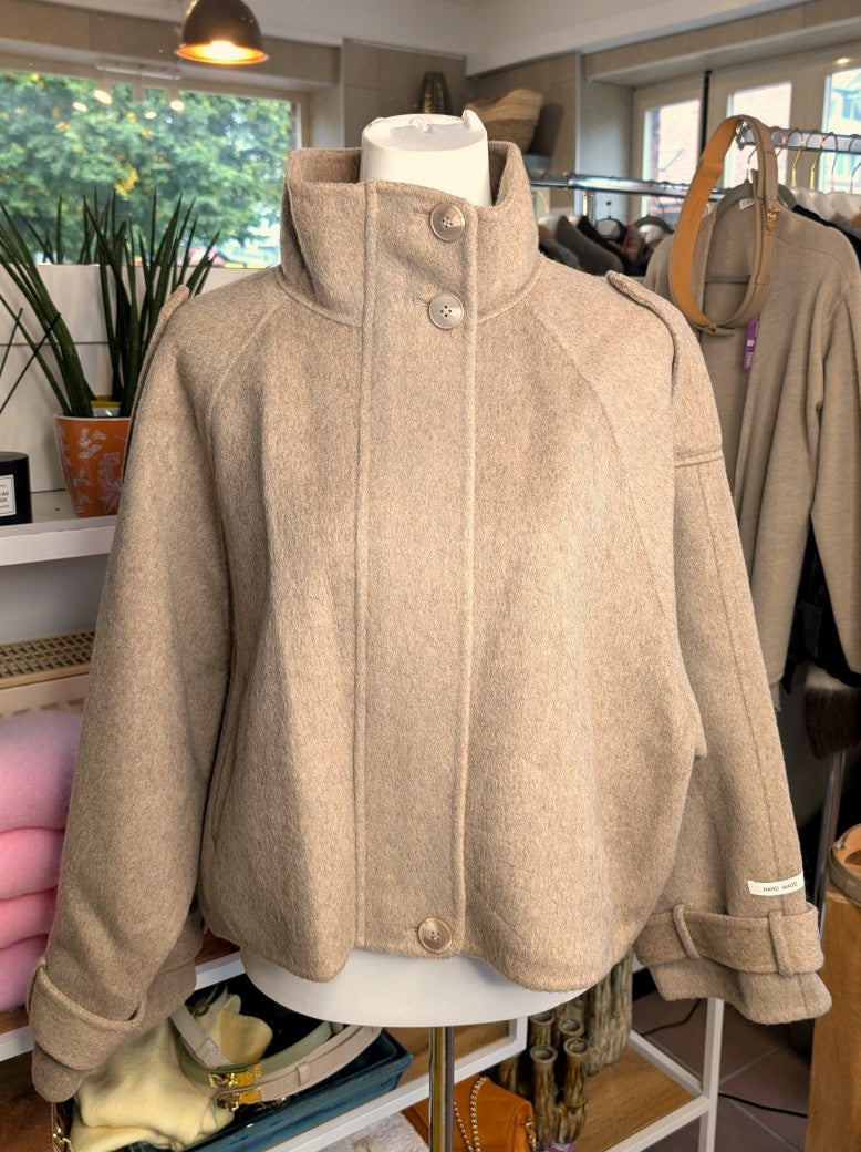 Elegante superweiche Kaschmir Wolljacke Handmade Taupe, hoher Kragen für zusätzliche Wärmeisolation, raffiniertes Aussehen. Lieblingsstück von La Bella Moda!