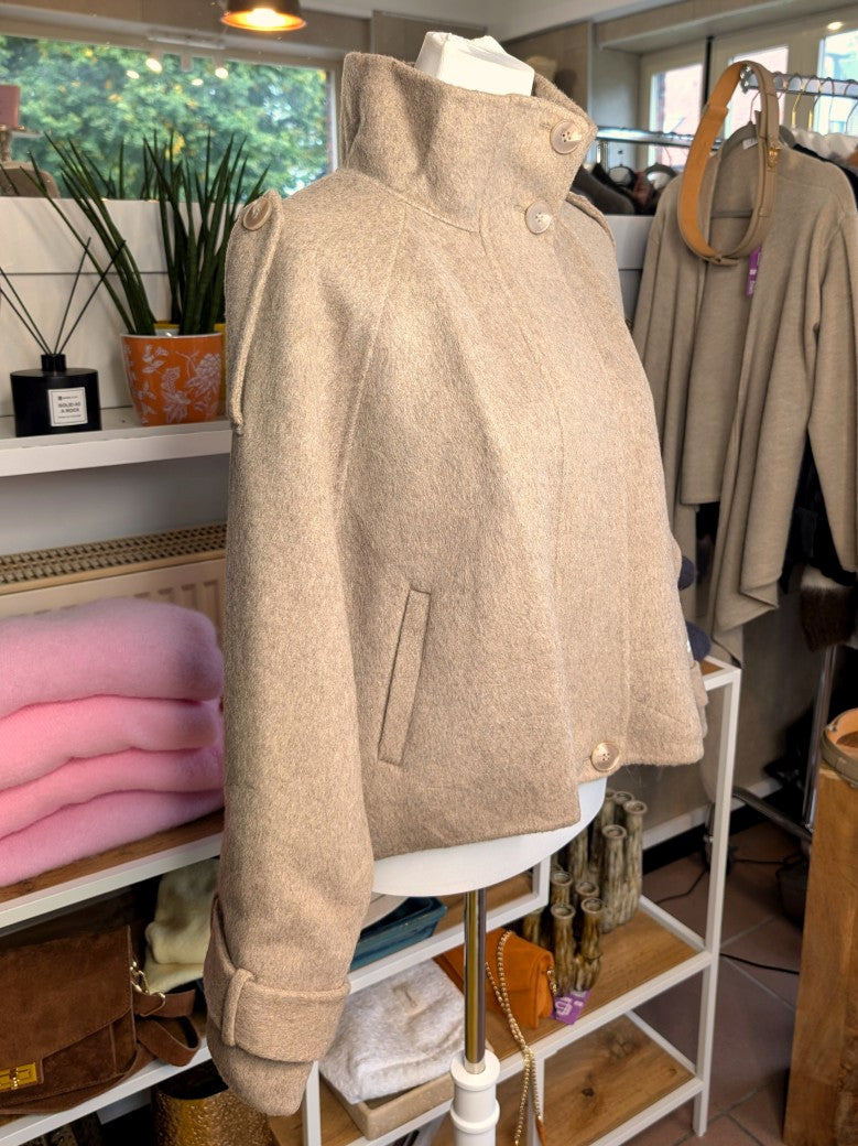 Elegante superweiche Kaschmir Wolljacke Handmade Taupe, hoher Kragen für zusätzliche Wärmeisolation, raffiniertes Aussehen. Lieblingsstück von La Bella Moda!