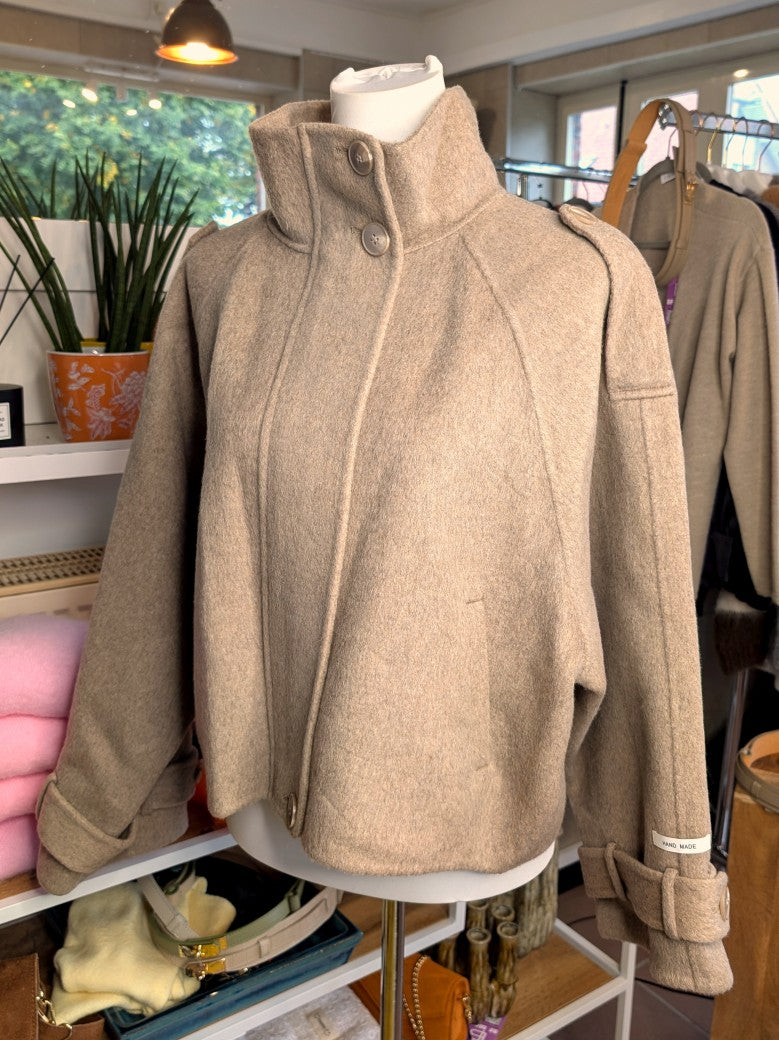 Elegante superweiche Kaschmir Wolljacke Handmade Taupe, hoher Kragen für zusätzliche Wärmeisolation, raffiniertes Aussehen. Lieblingsstück von La Bella Moda!