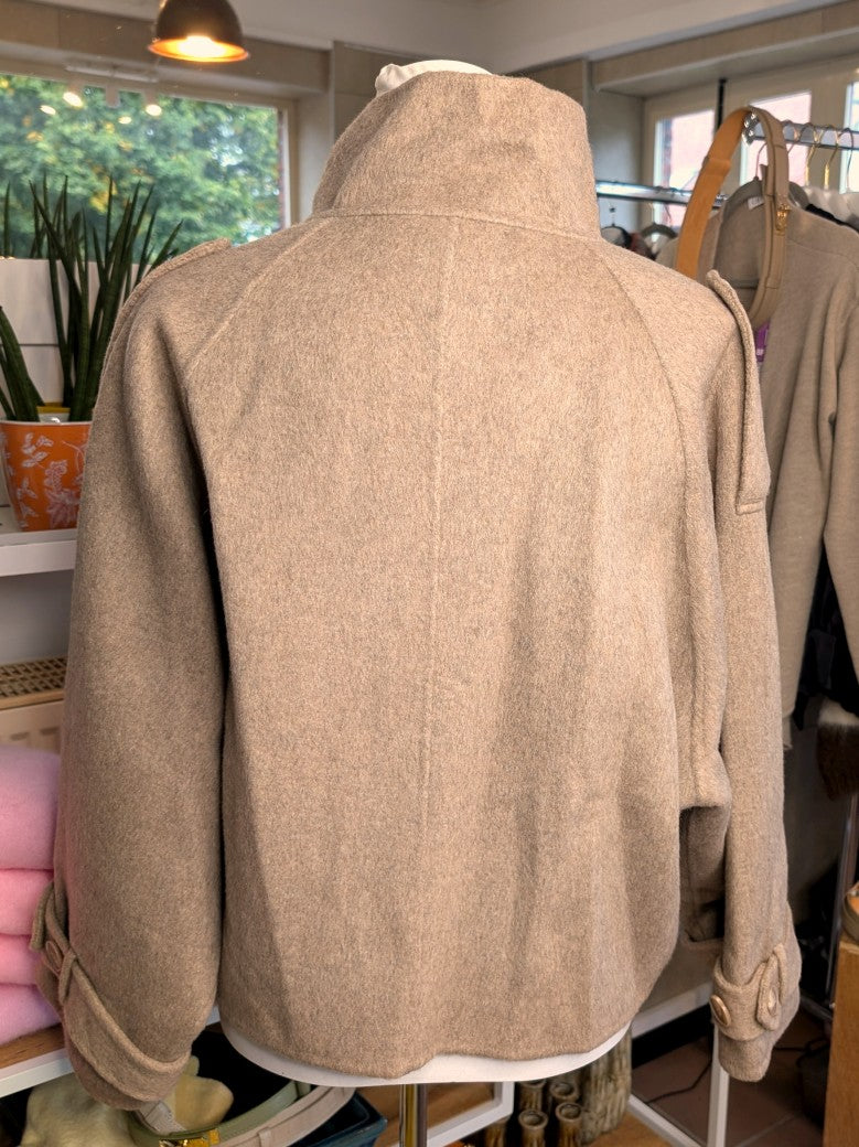 Elegante superweiche Kaschmir Wolljacke Handmade Taupe, hoher Kragen für zusätzliche Wärmeisolation, raffiniertes Aussehen. Lieblingsstück von La Bella Moda!