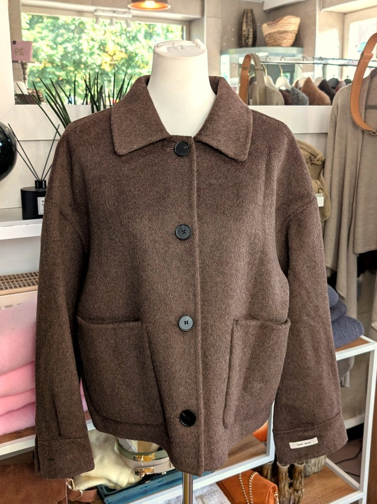 Elegante klassische handgemachte Jacke aus hochwertiger Kaschmir-Wollmischung in warmem Schokoladenbraun. Ideal zu Jeans und eleganten Hosen, von SensUniq Paris