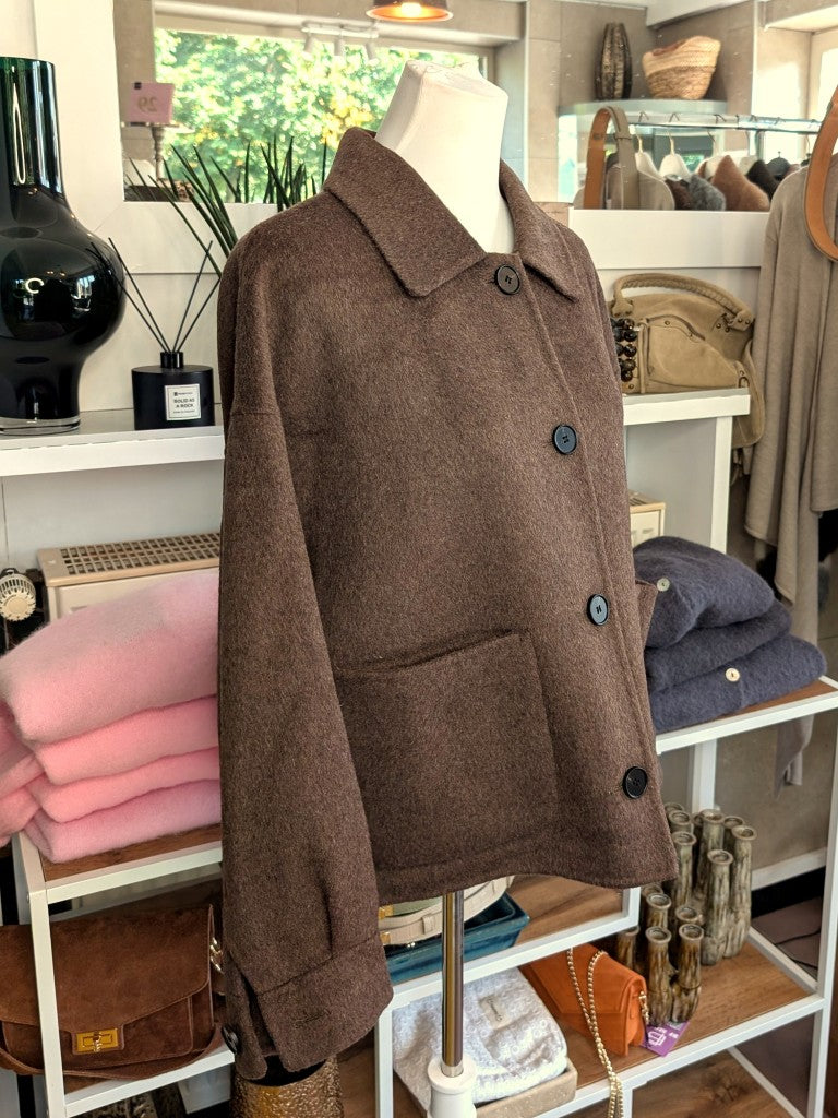 Elegante klassische handgemachte Jacke aus hochwertiger Kaschmir-Wollmischung in warmem Schokoladenbraun. Ideal zu Jeans und eleganten Hosen, von SensUniq Paris