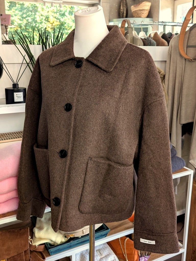 Elegante klassische handgemachte Jacke aus hochwertiger Kaschmir-Wollmischung in warmem Schokoladenbraun. Ideal zu Jeans und eleganten Hosen, von SensUniq Paris