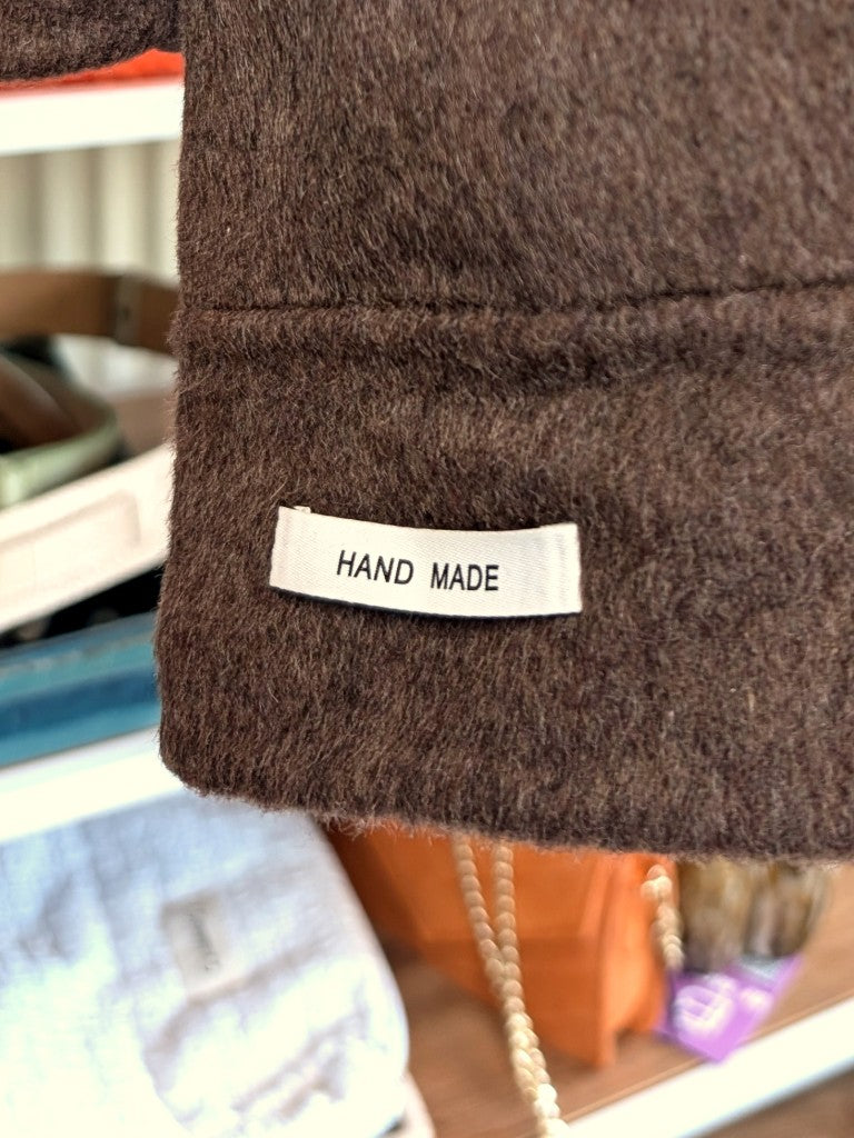 Elegante klassische handgemachte Jacke aus hochwertiger Kaschmir-Wollmischung in warmem Schokoladenbraun. Ideal zu Jeans und eleganten Hosen, von SensUniq Paris