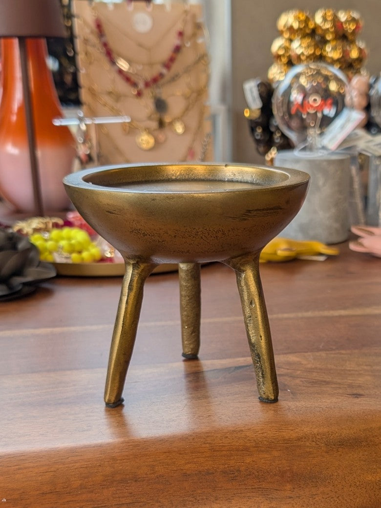 Eleganter Kerzenhalter bis 10cm aus hochwertigem Metall in strahlendem Gold – das perfekte Accessoire für gemütliche Abende und stilvolle Raumgestaltung!